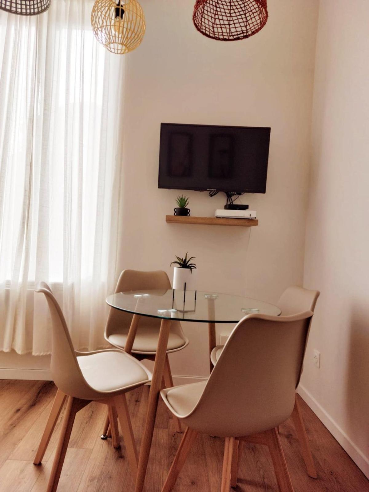 Charme, Originalite, -1 Minute Metro Apartment